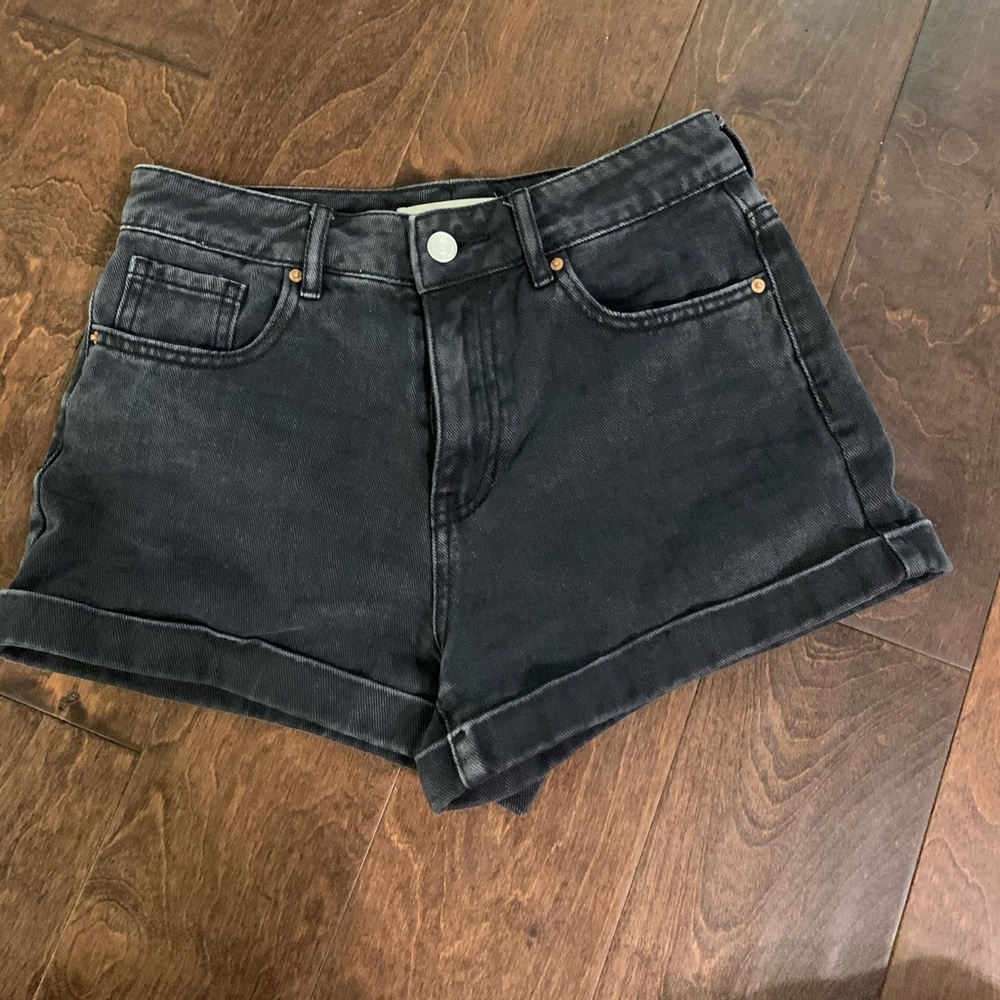 black pacusn mom shorts